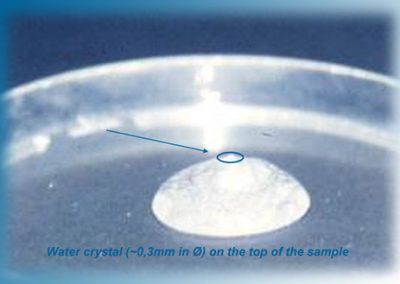 auf der Spitze der Probe befindet sich der hexagonale Wasser - Eis - Kristall